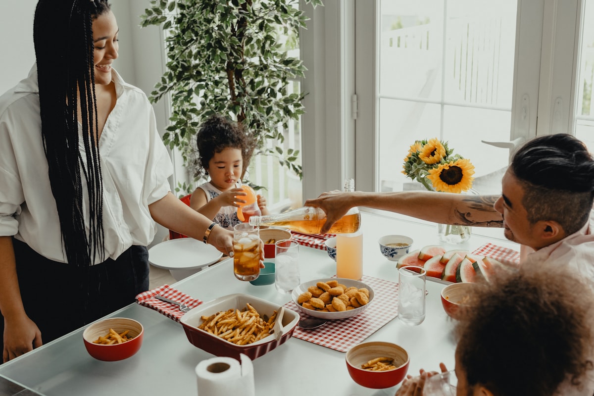 Menu makan siang dengan nasi, sayuran, dan lauk pauk